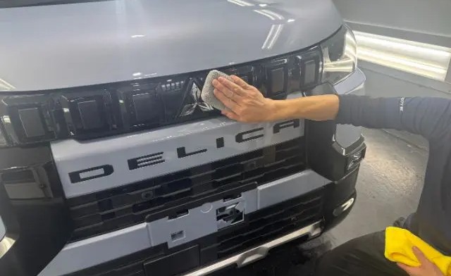 新型パジェロのカーコーティングに関するよくある質問に答えるイメージ