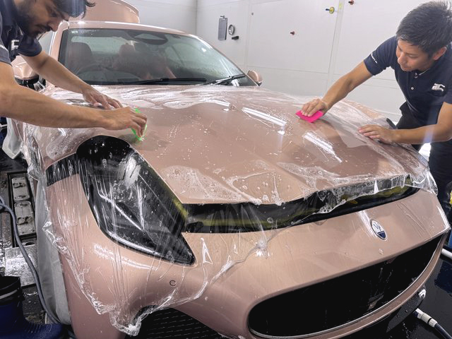 マセラティ グラントゥーリズモ XPELプロテクションフィルム ボンネット施工中 - トータルカービューティIIC マセラティ グラントゥーリズモ XPELプロテクションフィルム ボンネット施工中