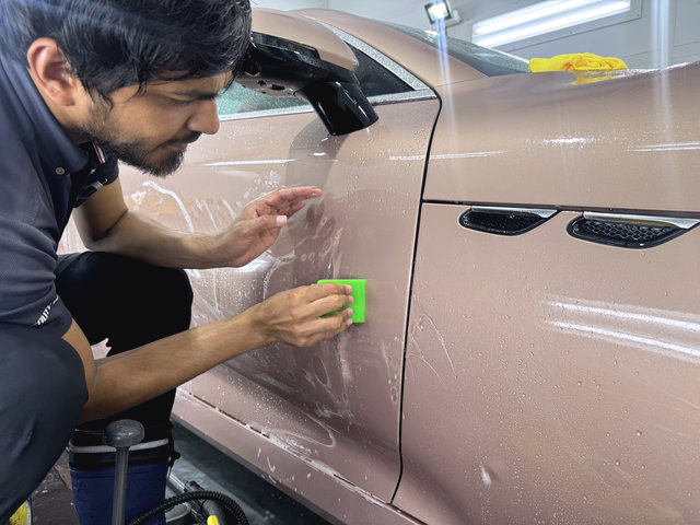 マセラティ グラントゥーリズモ XPELプロテクションフィルム ドア施工中 - トータルカービューティIIC マセラティ グラントゥーリズモ XPELプロテクションフィルム ドア施工中