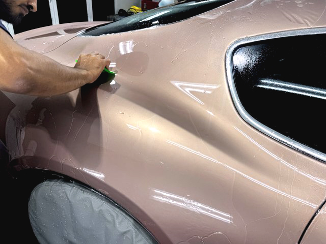 マセラティ グラントゥーリズモ XPELプロテクションフィルム リア施工中 - トータルカービューティIIC マセラティ グラントゥーリズモ XPELプロテクションフィルム リア施工中