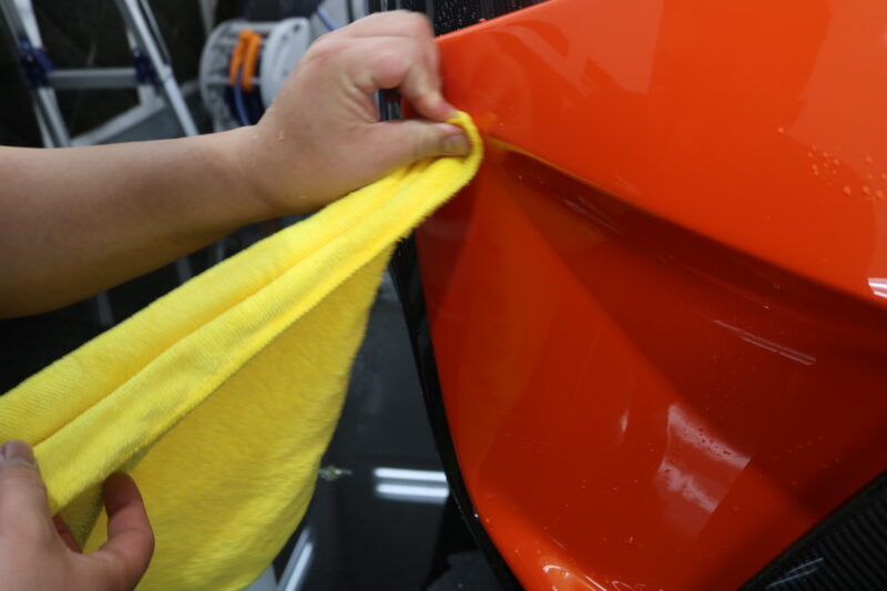 IMG_0260-800x533-1 - トータルカービューティIIC マクラーレン600LTにPPF施工前の下地処理作業をしております。 東京都 千葉県 プロテクションフィルム 洗車 カーボン