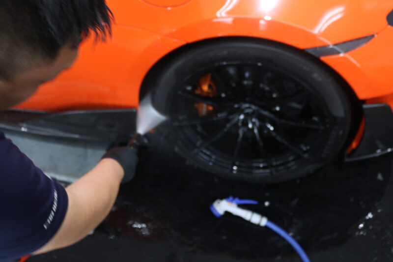 IMG_0268-800x533-1 - トータルカービューティIIC マクラーレン600LTにPPF施工前の下地処理作業をしております。 東京都 千葉県 プロテクションフィルム 洗車 カーボン