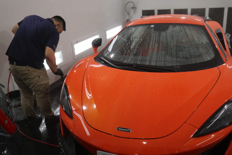 IMG_0273-800x533-1 - トータルカービューティIIC マクラーレン600LTにPPF施工前の下地処理作業をしております。 東京都 千葉県 プロテクションフィルム 洗車 カーボン
