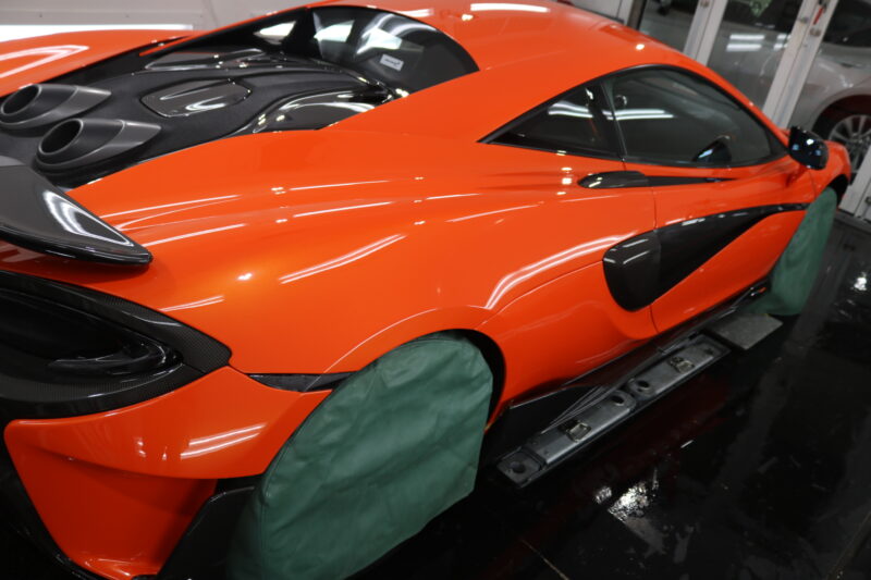 IMG_0283-800x533-1 - トータルカービューティIIC マクラーレン600LTにPPF施工前の下地処理作業をしております。 東京都 千葉県 プロテクションフィルム 洗車 カーボン