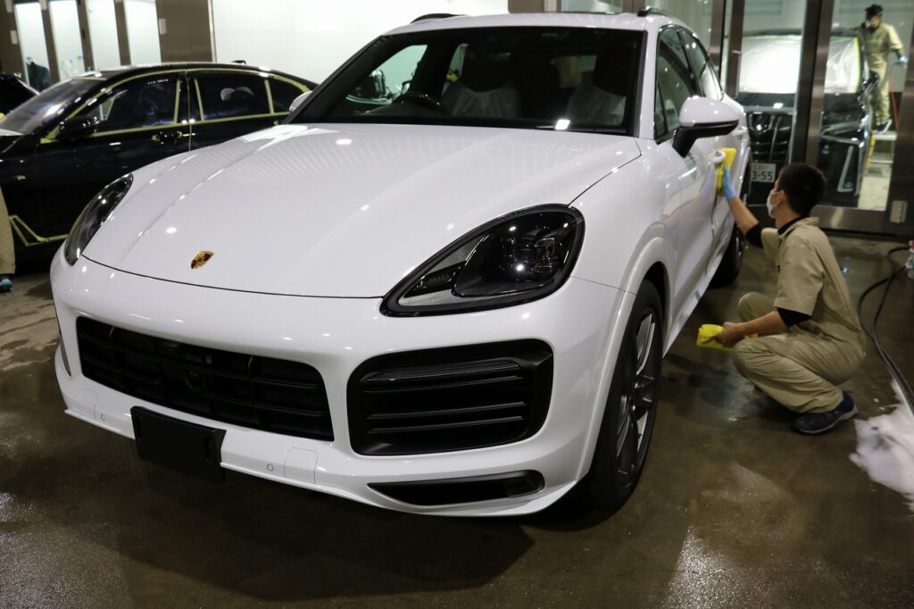 千葉県船橋市からお越しの新車ポルシェカイエンに飛び石防止のプロテクションフィルムをフロントセットでご依頼いただきました。