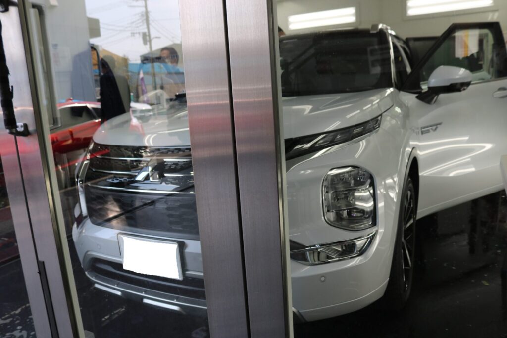 三菱アウトランダーにコボテクトサンブロックフィルム施工いたしました!