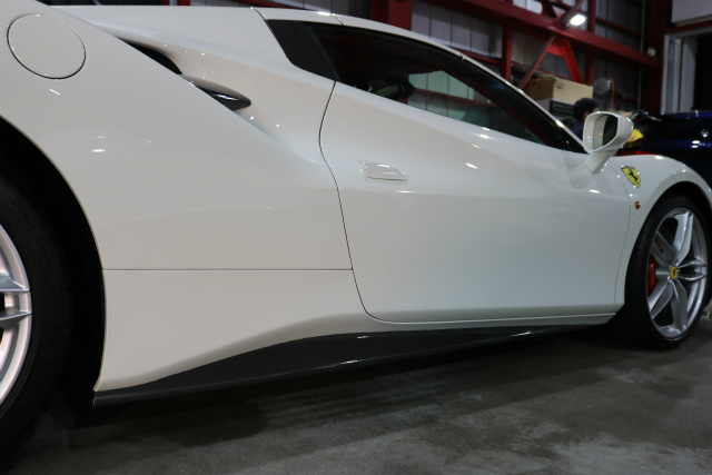 フェラーリ488スパイダーにグロスカーボンフィルムとLFTウィンドウフィルムを施工しました。