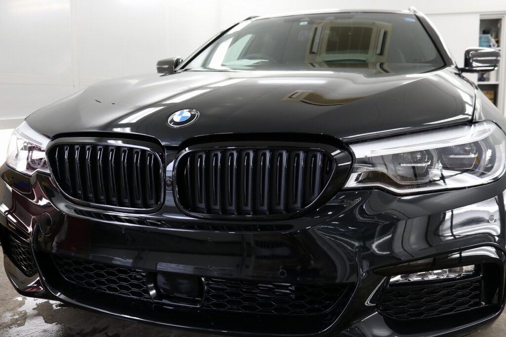 千葉県よりBMW5シリーズが入庫しました!5シリーズに透明保護シートのボディフィルムを施工しました。
