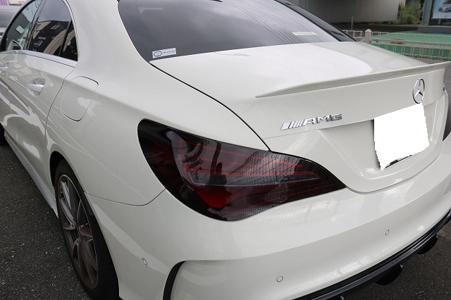 メルセデスベンツAMG CLA45のテールランプに保護効果のあるダークスモークフィルムを施工です!