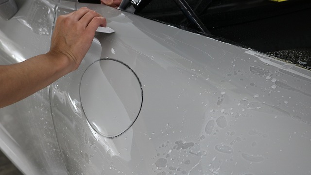 IMG_4727 - トータルカービューティIIC ポルシェ992カレラにプロテクションフィルム施工 水抜き画像