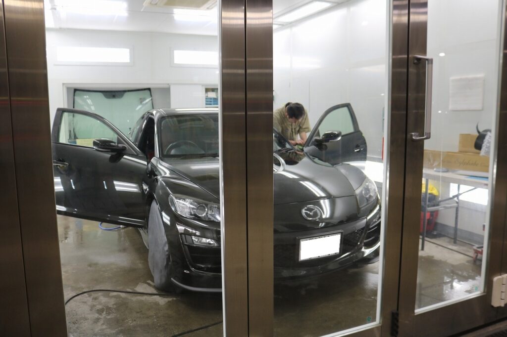 千葉県八千代市からお越しのマツダRX-8のフロントウィンドウに透明断熱フィルム『シルフィードFGR-500』を施工させていただきました。