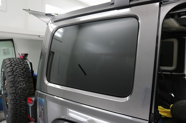 IMG_7087 - トータルカービューティIIC JeepラングラーサハラにLFTフィルム施工後 リアサイドガラスの画像