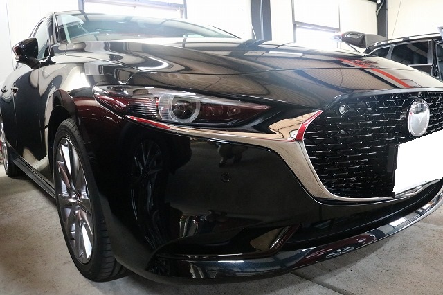東京都からお越しのMAZDA3、FGR500施工でフロント周りの断熱効果を高めます!