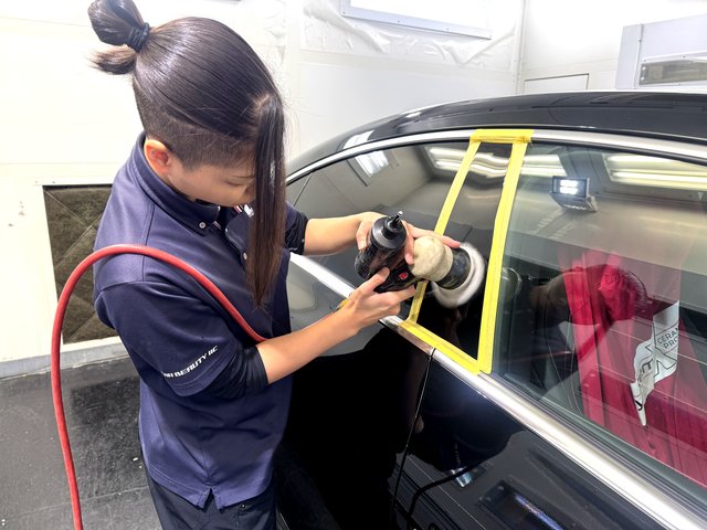 メルセデスベンツCLAを磨き作業中