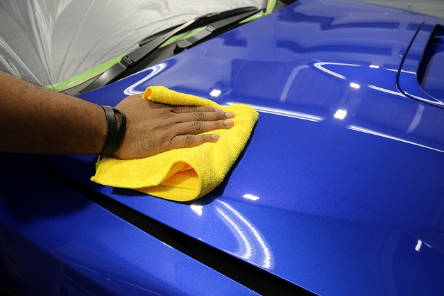 スバルWRX STIにカーコーティング施工　拭き取り画像