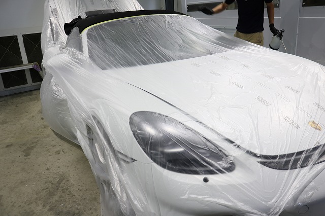ポルシェ718スパイダーにカーコーティングを施工　養生作業の画像
