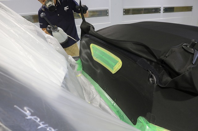 ポルシェ718スパイダーにカーコーティングを施工　幌スプレーコーティング画像