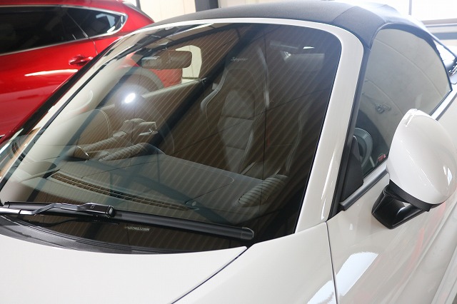 ポルシェ718スパイダーにカーコーティングを施工　ウィンドウコート施工後の画像