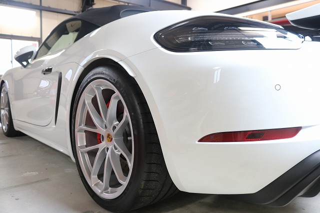 ポルシェ718スパイダーにカーコーティングを施工後　リア画像