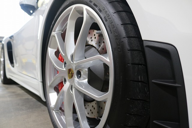 ポルシェ718スパイダーにカーコーティングを施工　ホイールの画像