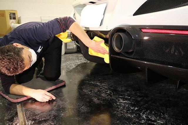 東京都　新宿　カーコーティング　セラミックコーティング　フェラーリF８にコーティング塗布をしている画像