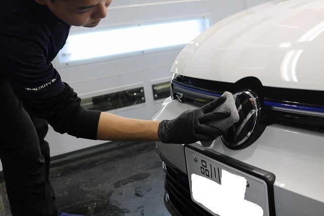 - トータルカービューティIIC VW ゴルフR コーティング剤塗布中