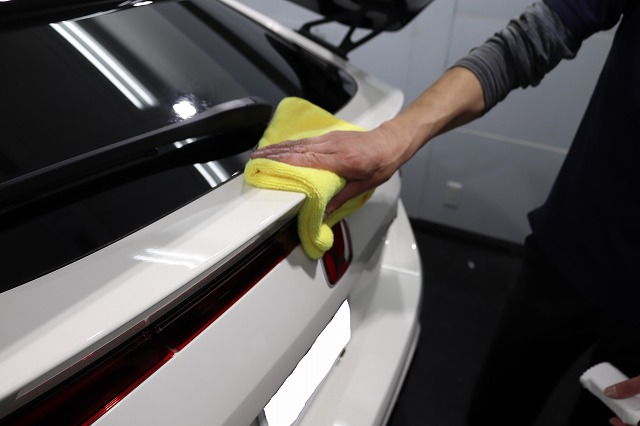 Hondaシビックtype　コーティング剤ふき取り中 