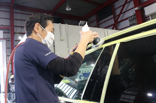 ベンツⅭ200　研磨作業中