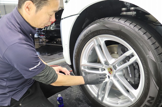 ポルシェ　マカン　ホイールコーティング施工中
