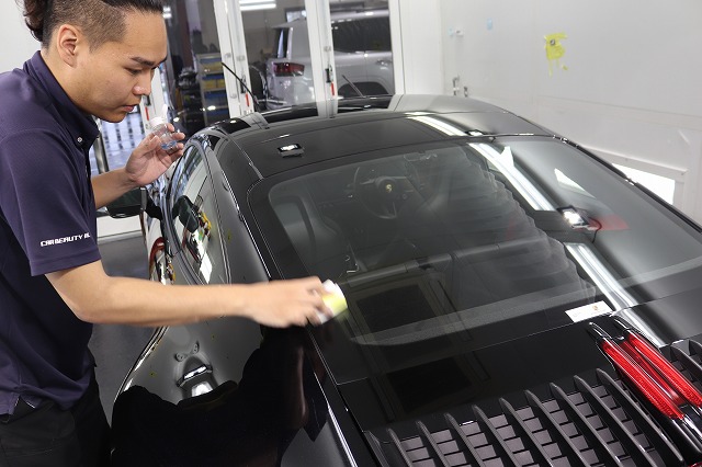 ポルシェ　カレラT　ウインドウコーティング剤塗布中