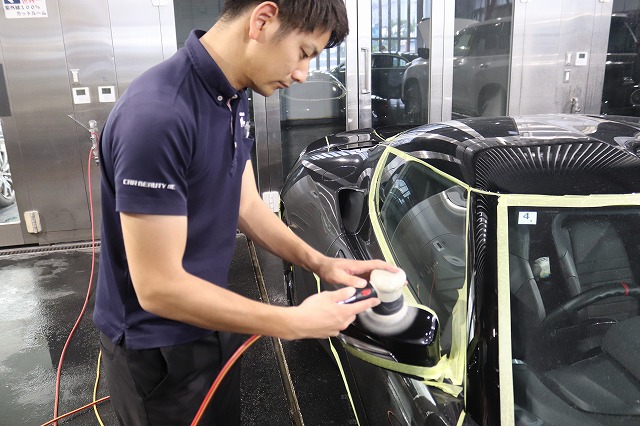 ロータスエヴォーラに研磨作業中