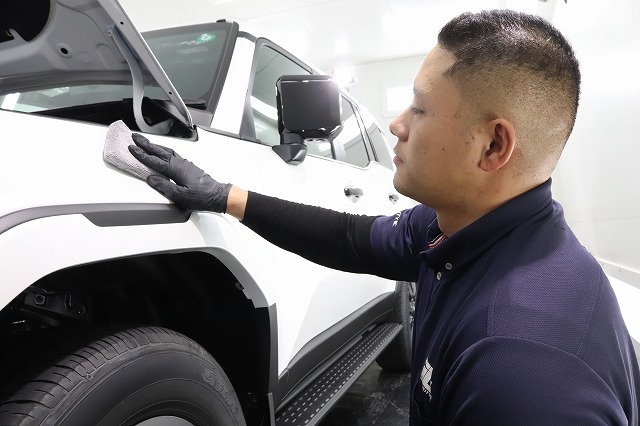 新車ランクル250　カーコーティング剤塗布中