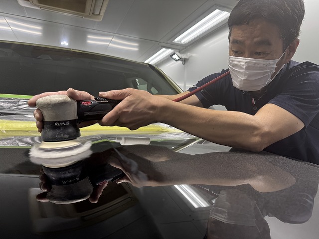 TOYOTA ランドクルーザー300　研磨作業中