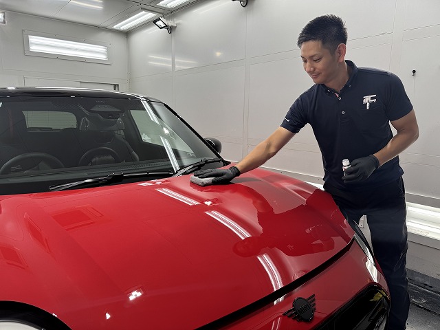 MINI ジョンクーパーワークスE　カーコーティング施工中
