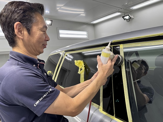 レンジローバー　窓ガラス研磨中