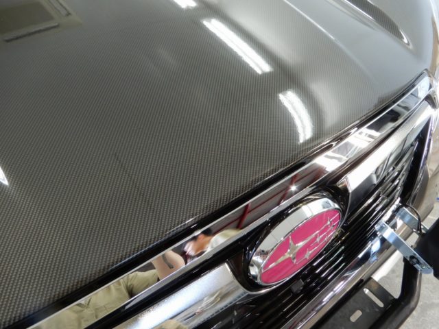フォレスターのフード部分にグロスカーボンフィルムを施工しました。千葉県柏市よりご来店です♪