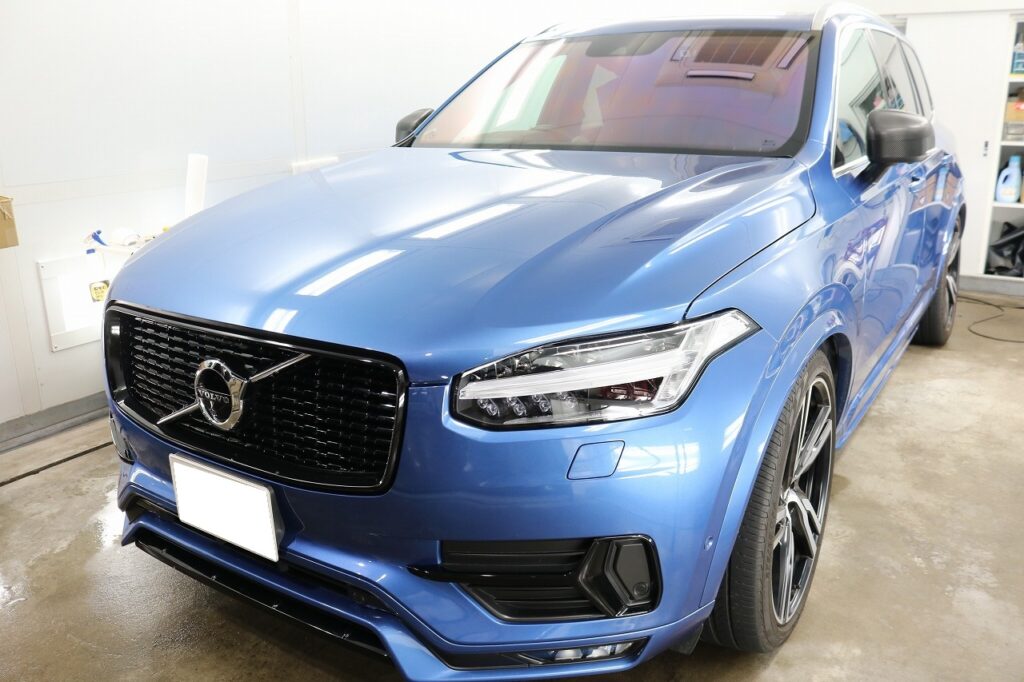東京都板橋区からお越しのボルボXC90のグリルとドアミラーにラッピング