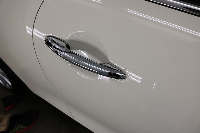 BMW MINIに断熱カーフィルムとプロテクションフィルム施工　ドアノブの画像