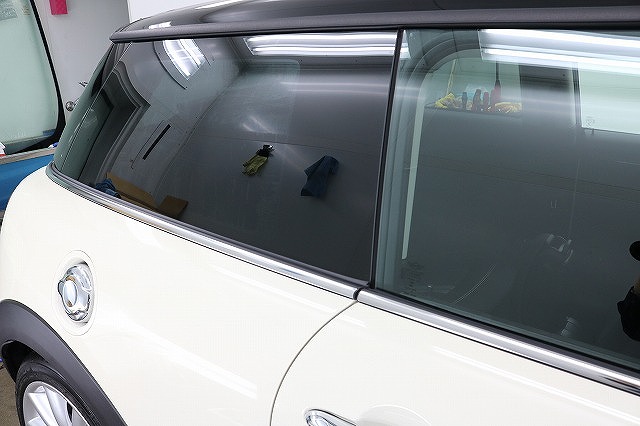 BMW MINIに断熱カーフィルムとプロテクションフィルム施工　シルフィードリアガラスの画像