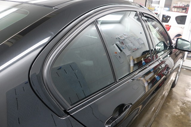 BMW 320iにLFTウィンドウフィルムを施工後　リアサイドガラスの画像