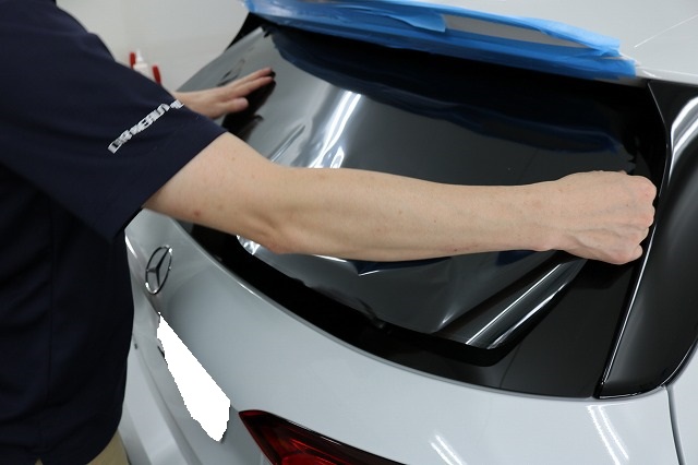 新車メルセデスベンツAMG A45Sにカーフィルムを施工　シルフィード　リアガラス貼り付け画像