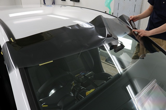 新車メルセデスベンツAMG A45Sにカーフィルムを施工　サンバイザーフィルムの画像