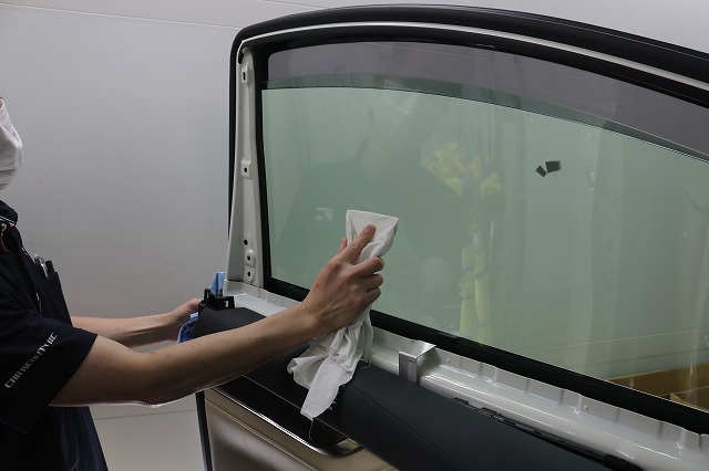 トヨタ・アルファードにLFT断熱フィルムを施工　気泡を抜いている画像
