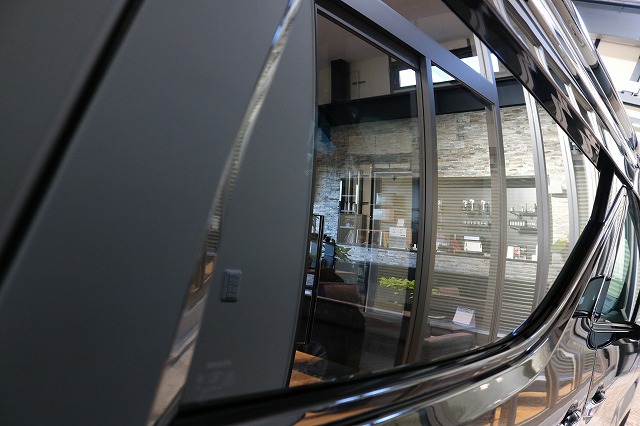 トヨタ・アルファードにカー断熱フィルム施工後　リアサイドガラス画像