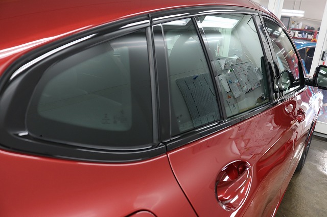 BMW X4にLFT＆シルフィードフィルム施工後　リアサイドガラス画像