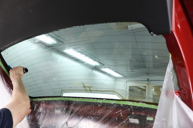 BMW X4にLFT＆シルフィードフィルム施工　リアガラス貼り付け画像
