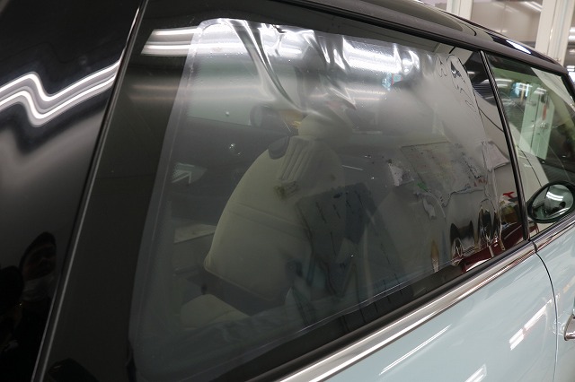 BMWミニに断熱フィルムを施工　整形画像