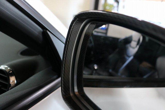 アウディTT RSのサイドミラーにカーボンラッピングを施工後の画像