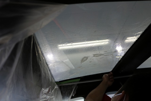 トヨタハリアーにLFTフィルムを施工　サンルーフ貼り付けの画像