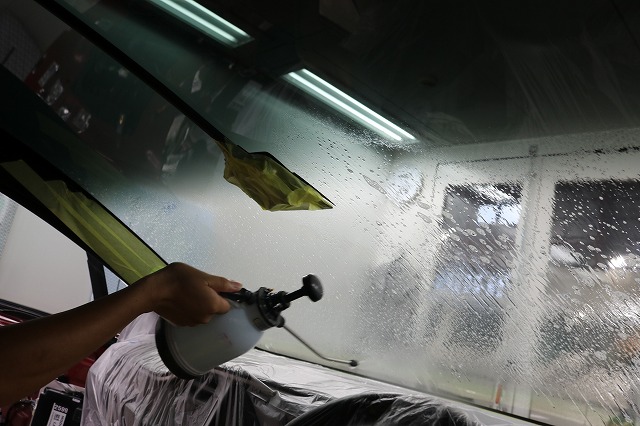テスラモデルXに断熱フィルム施工　水張りの画像
